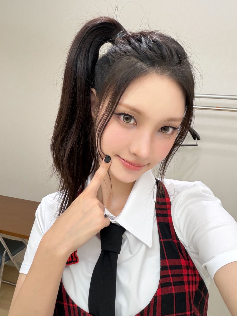 ILLIT_twt's tweet photo. MUSIC STATION 첫 본방!!! 
언제나 I got your back!!

#YUNAH #윤아 #ILLIT #아일릿 https://t.co/KhpQyetGOi