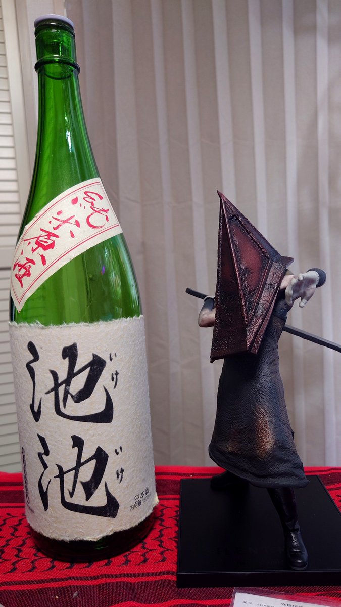 osho_mk5's tweet photo. ブキヤのレッドピラミッド届いた▲🔪
作りは大味たがめちゃくちゃデカい！
存在感あって満足度高め https://t.co/9gjqr9DadC