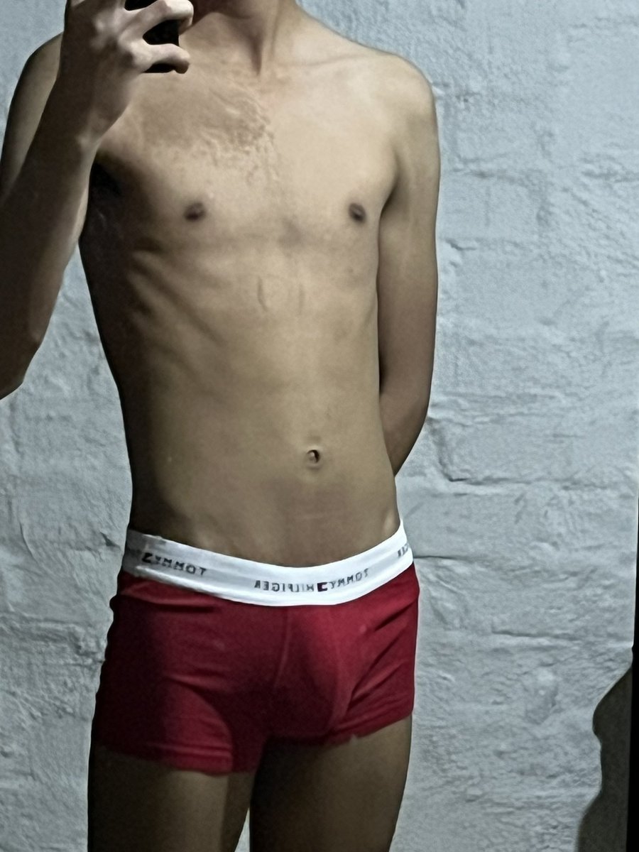 Emixbtw's tweet photo. Supongo que el rojo me queda bien 🥴 https://t.co/ad6O6oFcNg