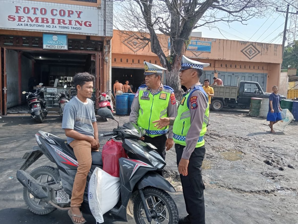 Lantastebing's tweet photo. Himbauan keselamatan berlalulintas oleh Unit Kamsel kepada masyarakat, untuk meningkatkan kesadaran masyarakat akan tertib berlalulintas untuk keselamatan dijalan https://t.co/OwFcQDu5Fg