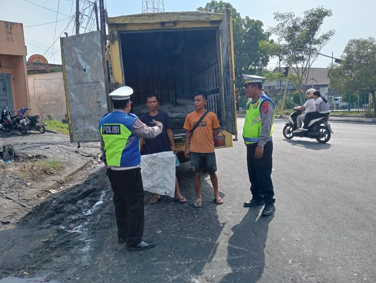 Lantastebing's tweet photo. Himbauan keselamatan berlalulintas oleh Unit Kamsel kepada masyarakat, untuk meningkatkan kesadaran masyarakat akan tertib berlalulintas untuk keselamatan dijalan https://t.co/OwFcQDu5Fg
