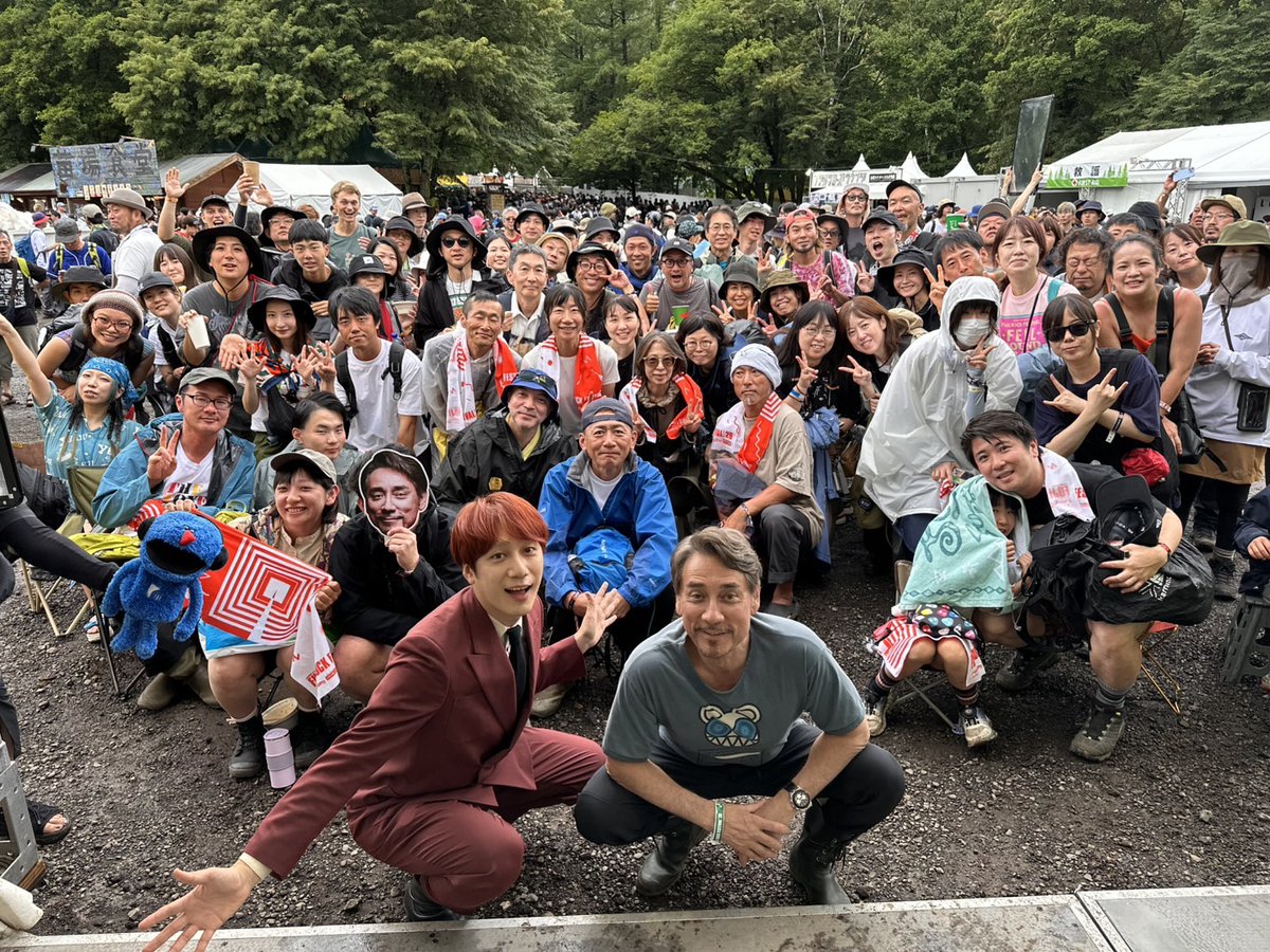 tokio_hot100's tweet photo. #フジロック 新潟県苗場スキー場から出張公開生放送中🎶
#fujirock
@fujirock_jp
覆面バンド #HOTDOGEXPRESS として苗場食堂に出演した
@THE_BAWDIES #ROY さん✨
@ROYTHEBAWDIES
#ラジコ でチェック⬇️
https://t.co/I5BBNSAiNy
#jwave #トキホ #クリペプ https://t.co/0O3LeQ9han