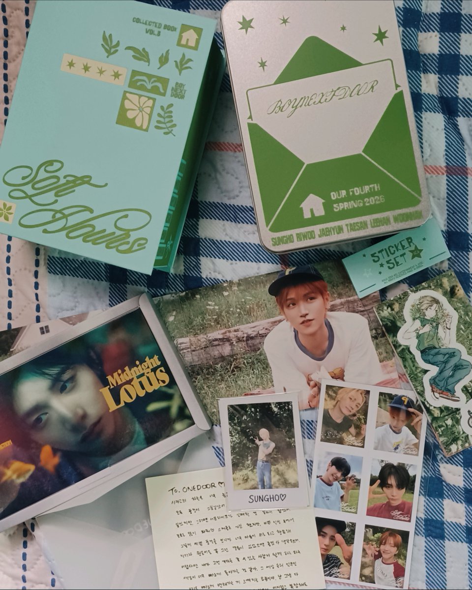 sweetriwoo's tweet photo. mail 💌

a very late post but collected book vol 3 is here and I love it so much 🍃🌿

++ got an album as a freebie AAAHHH

thank uuu @SNBPH_ 💚 https://t.co/YG7Wez8ETO