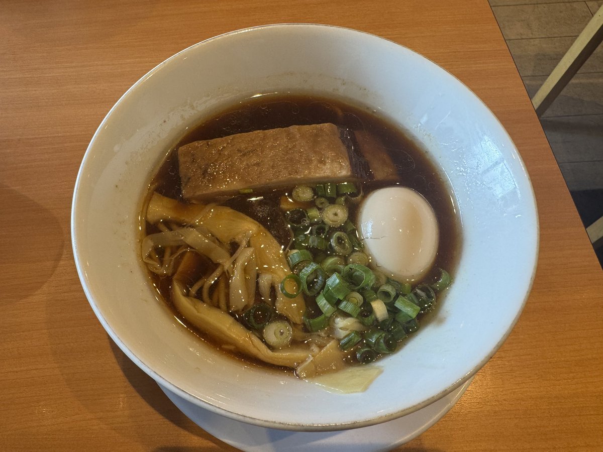 richmiler55's tweet photo. 【麺lab.日日編】
　
ポイ活 →  PayPayに交換 → タダ飯

日日ラーメンに味玉トッピング

和出汁が香るスープにみな麺を思い出させるデカチャーシュー

チャーシューはみな麺の方が美味しい

トータル普通かな https://t.co/8m47mGW3Pf