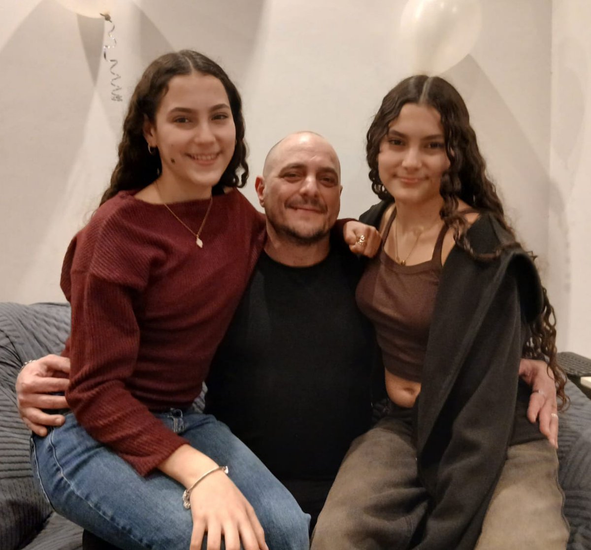WalterRotundo's tweet photo. 15 años del motivo por el que abrí ésta cuenta.
Feliz cumple Mara y Dona.
Las amo. https://t.co/JULAvL6g4n