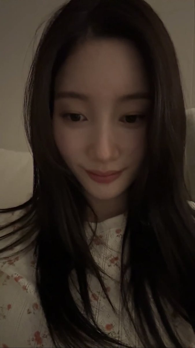 jcyfiles's tweet photo. 260725 bbl live 🫧

Chaeyeon said she received a huge stack of her own photocards as purchase benefits (pic 1). since they're her own, she doesn't really need them, so she said she'd love to give them out to fans if they ever get the chance to meet. 💗

#정채연 #JungChaeyeon #IOI