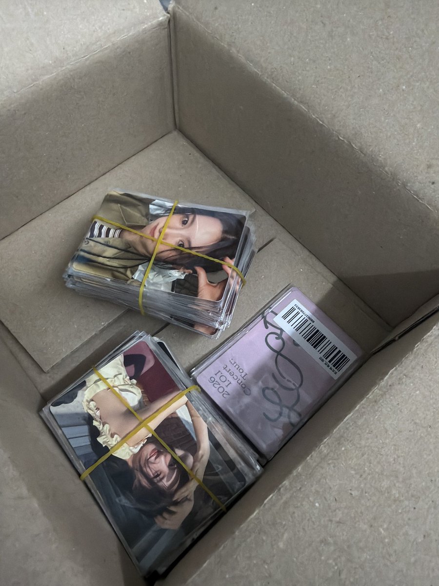 jcyfiles's tweet photo. 260725 bbl live 🫧

Chaeyeon said she received a huge stack of her own photocards as purchase benefits (pic 1). since they're her own, she doesn't really need them, so she said she'd love to give them out to fans if they ever get the chance to meet. 💗

#정채연 #JungChaeyeon #IOI
