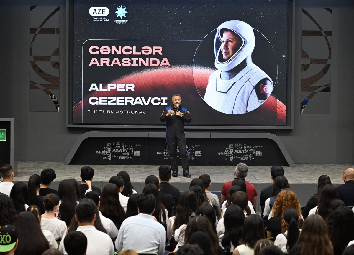 TURKastro's tweet photo. Azerbaycan Gençlik ve Spor Bakanlığı davetiyle “Gençler Arasında” programı kapsamında kardeş ülke Azerbaycan’da gençlerimizle bir araya gelmekten büyük mutluluk duydum. 🇹🇷🇦🇿

Türkiye Cumhuriyeti’nde, Devletimizin güçlü iradesi ile ortaya koyulan Milli Uzay Programı’mız ve gerçekleştirilen hedeflerimizin; sarsılmaz bağlarla kader birliği içinde olduğumuz kardeş vatan Azerbaycan’da; bilimde, teknolojide ve uzay alanında da yeni nesillere ilham vermesi hepimiz için büyük bir kazanım ve mutluluktur.

Nazik ev sahiplikleri ve misafirperverlikleri için Azerbaycan Gençlik ve Spor Bakan Yardımcısı Sayın İndira Hacıyeva’ya, emeği geçen tüm kurumlarımıza ve programa yoğun ilgi gösteren, sorularıyla potansiyellerini, gelecek vizyonlarını görmemize imkan tanıyan genç kardeşlerime gönülden teşekkür ediyorum.

Bir Millet, iki Devlet şiarı ile; ortak hedeflere birlikte yürümeye devam edeceğiz... 🇹🇷🤝🇦🇿