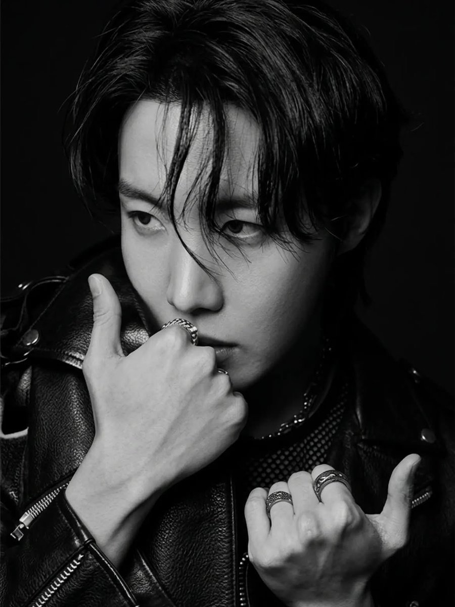 btschartsxdaily's tweet photo. New Photo of #JHOPE x ARIRANG for HYPE Beast Korea via Instagram!
https://t.co/YMUYel0CDk https://t.co/X33EhC3d4f