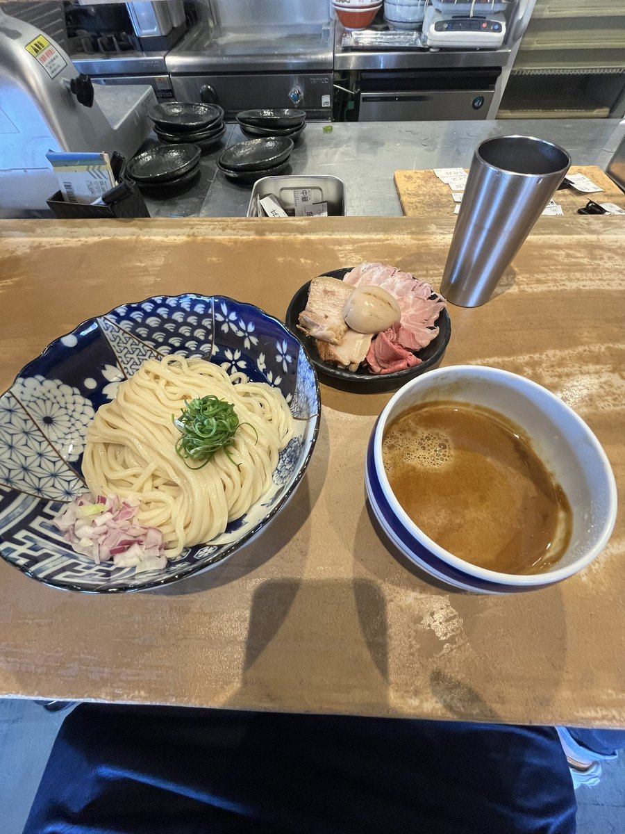garaxy13's tweet photo. 美味いつけ麺を食べる時間（スープうますぎてストレートで完飲）と、この後隣接のモスのレジで頼んだコーヒーシェイクの出てくる時間が一緒って時間の概念バグる https://t.co/4jFvlwrQIC