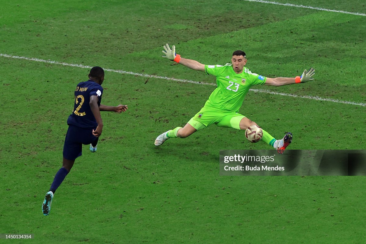 saludosparatii's tweet photo. Menurut gue tuduhan match settingan paling ngawur adalah match final Piala Dunia 2022.

Gimana ceritanya match sebagus dan semenegangkan itu dituduh settingan. Padahal itu match final terbaik.

Lagipula Prancis dikasih 2 penalti dan ada peluang menit akhir Kolo Muani yang kalo gol hampir pasti juara.

Mungkin menurut mereka, super save Martinez itu settingan juga😂