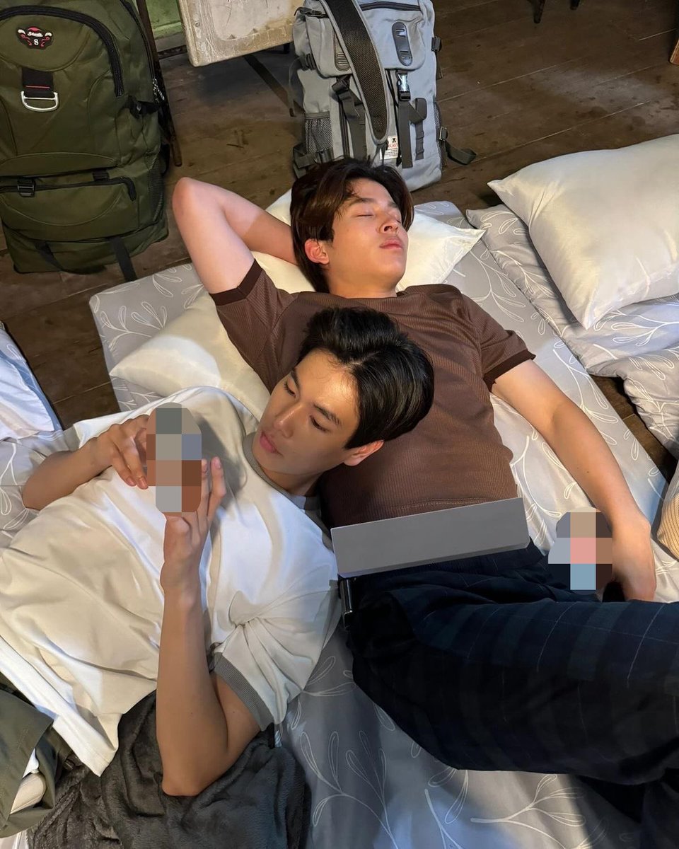 ppw0102's tweet photo. ที่ประจำน้องภูวินจริงๆอะ เวลาออกกองมีคนให้ซบให้หนุนให้กอดให้นั่ง ยอมเลยอะ 🧎🏻‍♀️ พฤติกรรมสิ่งนั้นมาก

#PeachAndMeSeriesEP3 https://t.co/JHcqWST93T
