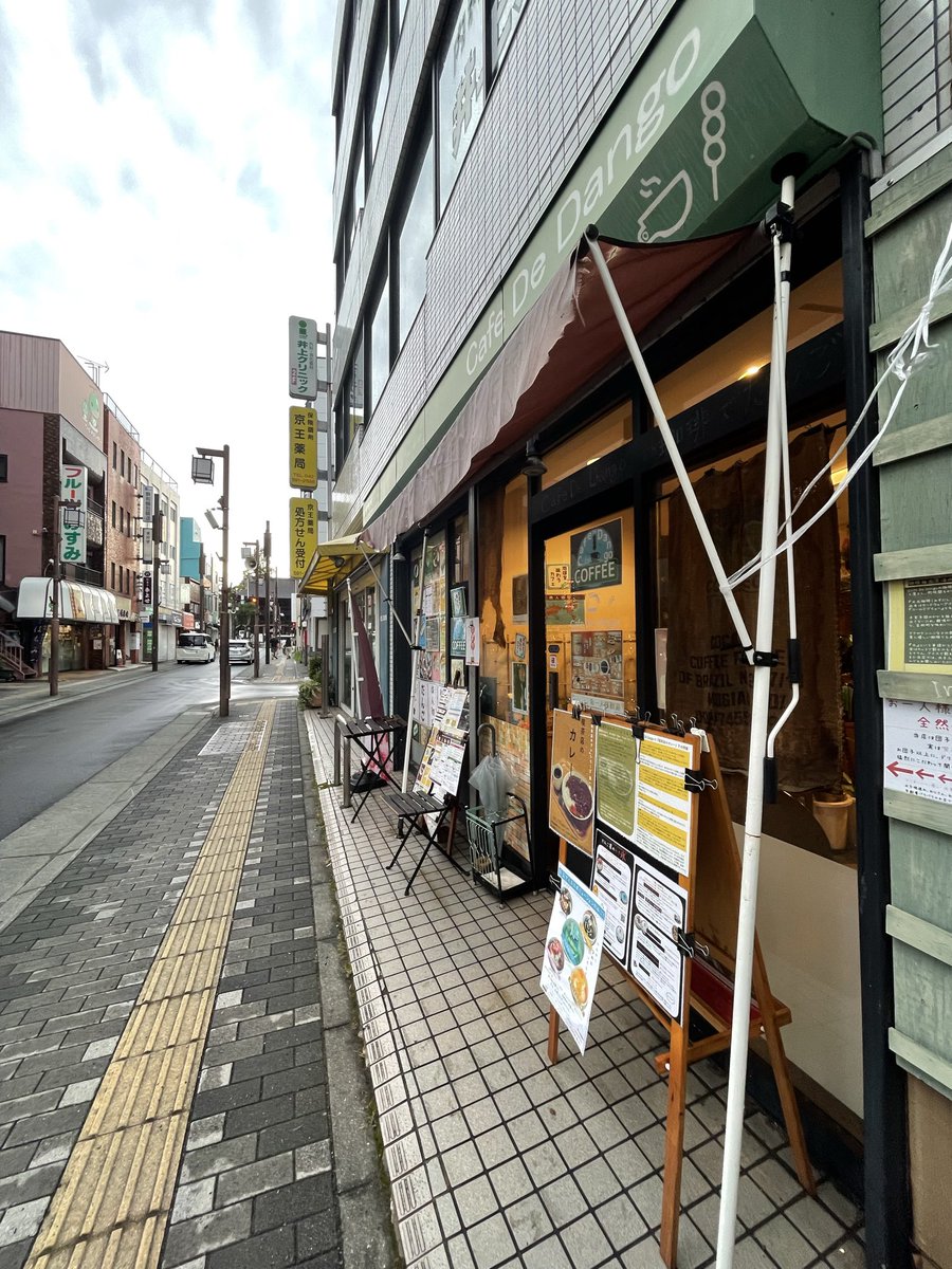 CafeDeDango's tweet photo. 突風で雨避テントが弾け飛びました汗汗

惨状を見て

人が居なくてほんとよかった😭

と思った直後、バラバラになったテントで我に帰り

資材暴騰
修繕費無理
今日で撤退だ...

と嵐の中立ち尽くしました(3秒)

が、部品探して気合で直せました🙌

よりボロボロの店になりましたがもすこし頑張ります🍡 https://t.co/wM1lC5eCjR