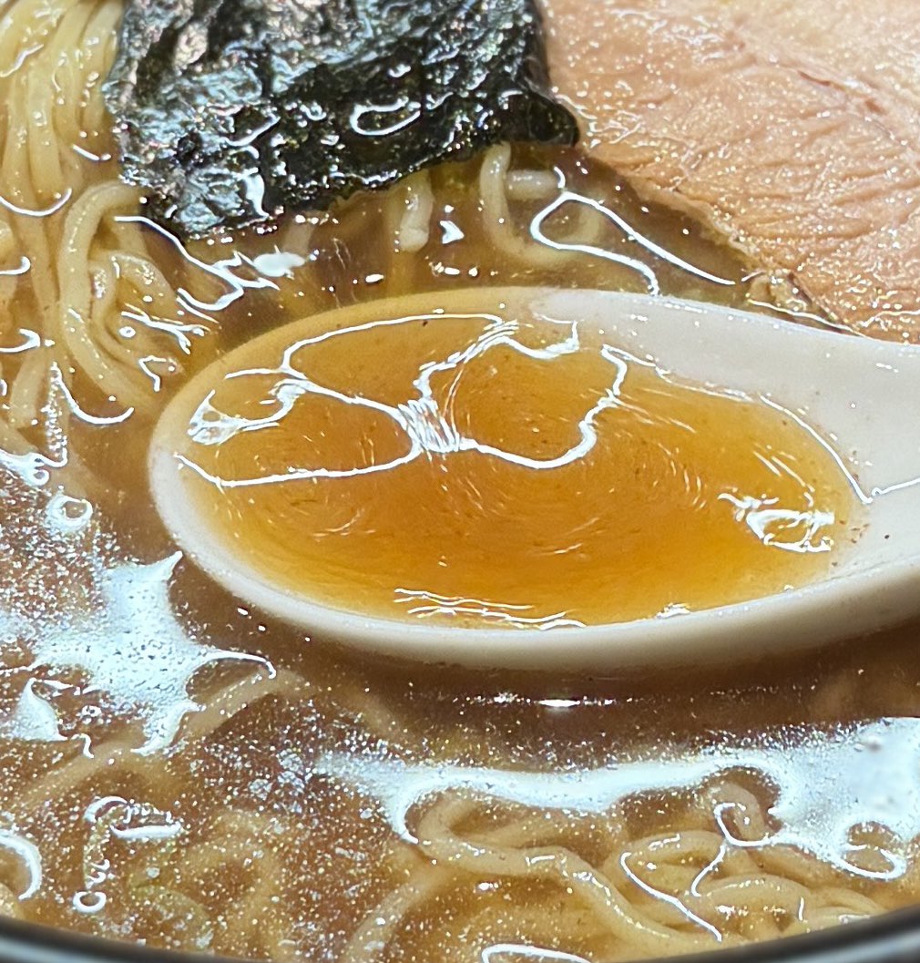 katame20's tweet photo. 麺や 独歩@東中神
魚介中華そば

宿泊先近くのラーメン屋へ同僚と。
評判はとても良い評価。
どこか大勝軒を思わせるような味。
魚介しっかりなスープは美味い。
麺は普通だが量が多い。
ホロで味染みチャーシューはかなり良き。
最後までスープが熱々で中々飲めず😅
でも美味いラーメンでした。 https://t.co/BXjVzi2H2z