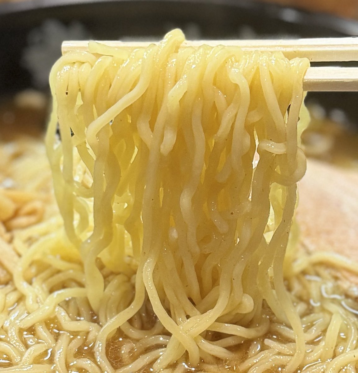katame20's tweet photo. 麺や 独歩@東中神
魚介中華そば

宿泊先近くのラーメン屋へ同僚と。
評判はとても良い評価。
どこか大勝軒を思わせるような味。
魚介しっかりなスープは美味い。
麺は普通だが量が多い。
ホロで味染みチャーシューはかなり良き。
最後までスープが熱々で中々飲めず😅
でも美味いラーメンでした。 https://t.co/BXjVzi2H2z