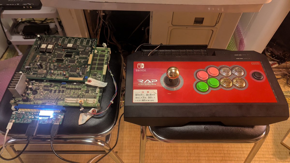studio_Imocen's tweet photo. EASY ARCADE 2とUSB-HIDコントローラー（今回はNintendo Switch用RAP V HAYABUSAを使用）での動作確認。
（映像はSFC用RGBケーブル→業務用ブラウン管モニターへRGB信号を直入力）
コントローラーの認識及び、操作感なども問題無し。こちらも快適にこなせそうです👍  
#いもせん https://t.co/Q34FpTjg6f