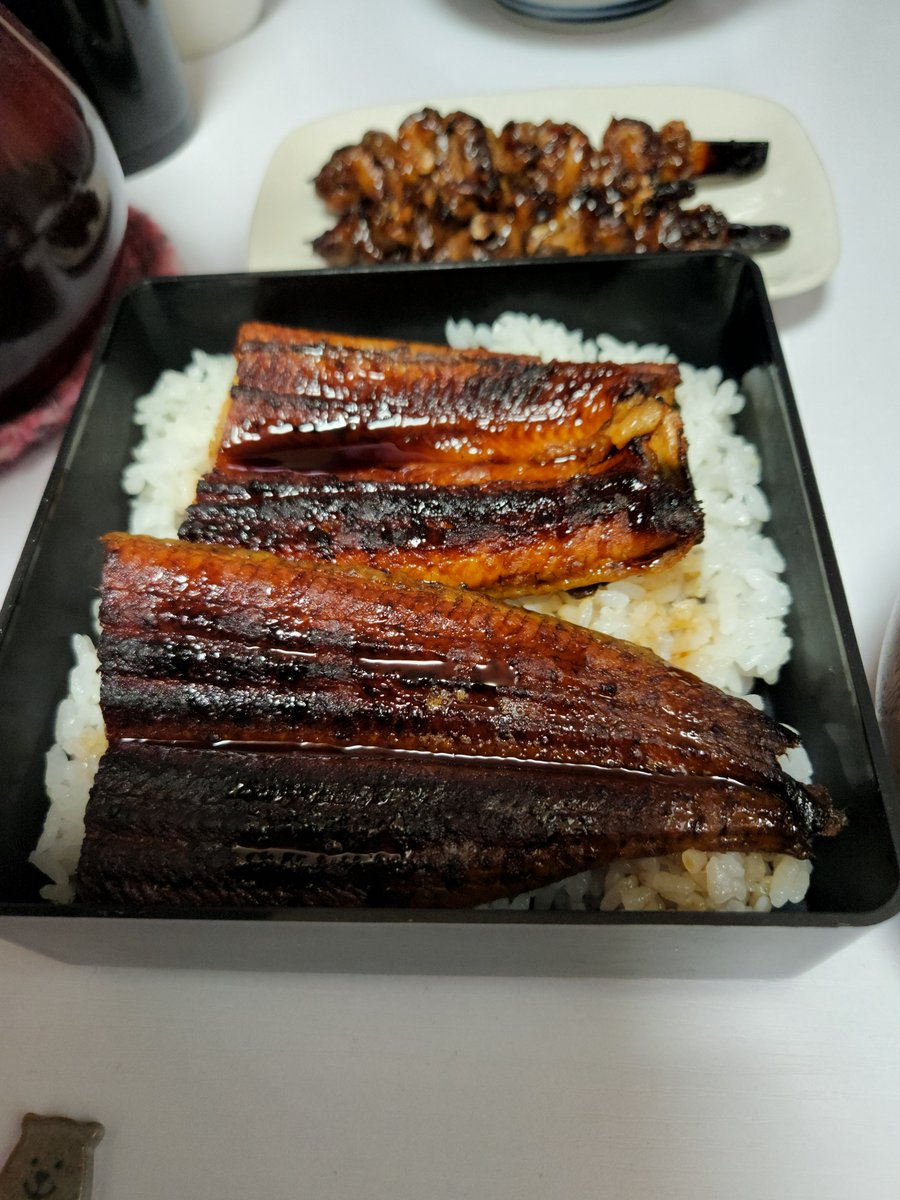 sora11211283's tweet photo. 土用の丑の日なので、父にも。旦那さんが、おせちのお重で、それっぽくしてみたら？ってナイスなアドバイスをくれまして。それっぽくやったら、豪華な、鰻重になりました💖中国産ですが、それっぽく、一手間加えて調理したら、激ウマでした。ちなみに旦那さんは苦手なので、鰻じろうです。 https://t.co/roTplTNsKB