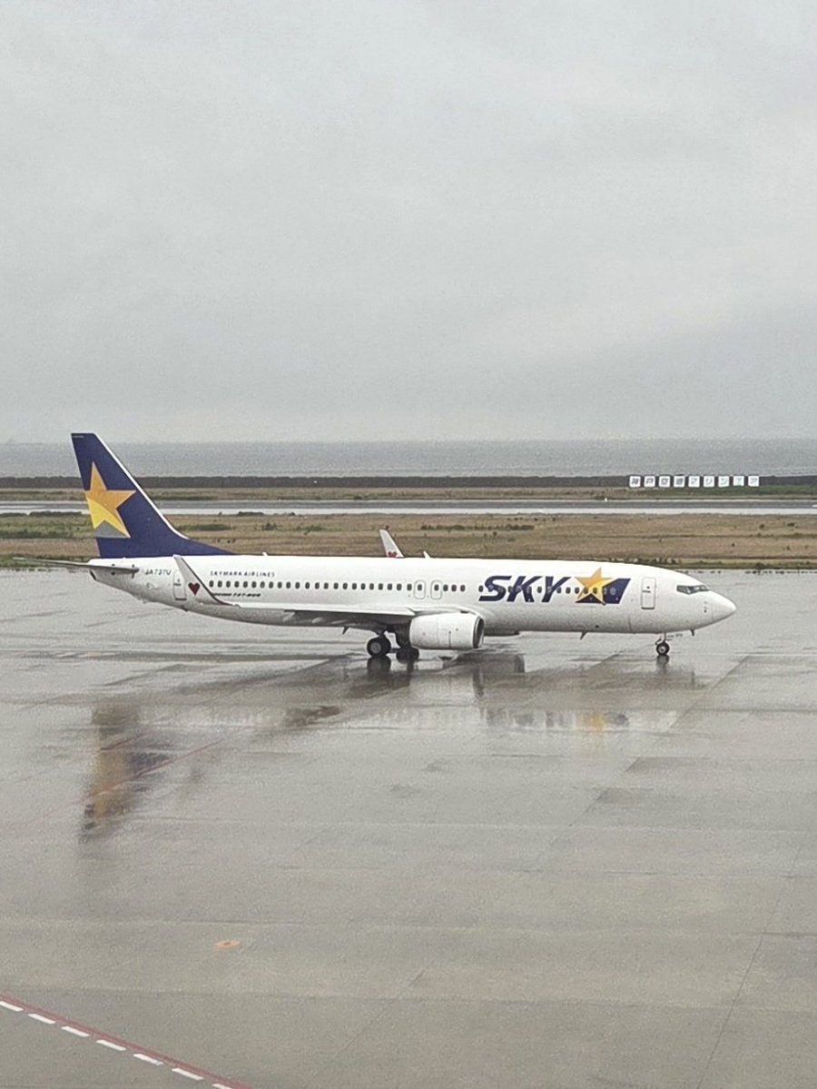 kira_ad's tweet photo. 先日の大阪、往路はJALで伊丹。
帰りは神戸から初めてSKYに乗ったけどシートの感じも好き。

神戸の隣に住んでたのに神戸空港も初めて。
最近、国際線(台湾と韓国)もできたんですよとレンタカー屋のお兄ちゃんが教えてくれた。

空港が3つもあるなんて、関西は便利だなぁ。
東北…🥲︎ https://t.co/Q7lQLOpCif