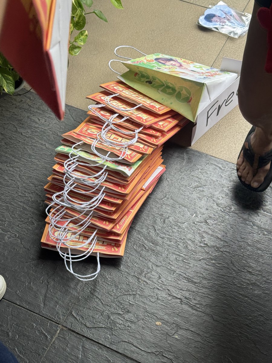 starr_ahof's tweet photo. 🇵🇭 Venue Pickup Notice

📍 Today’s Free Birthday Support Giveaway &amp; On-site Sales Location: The Coffee Bean &amp; Tea Leaf
🕐 Pickup Time:13:00~

A very limited number of both versions will also be available. https://t.co/lIlegYRHas