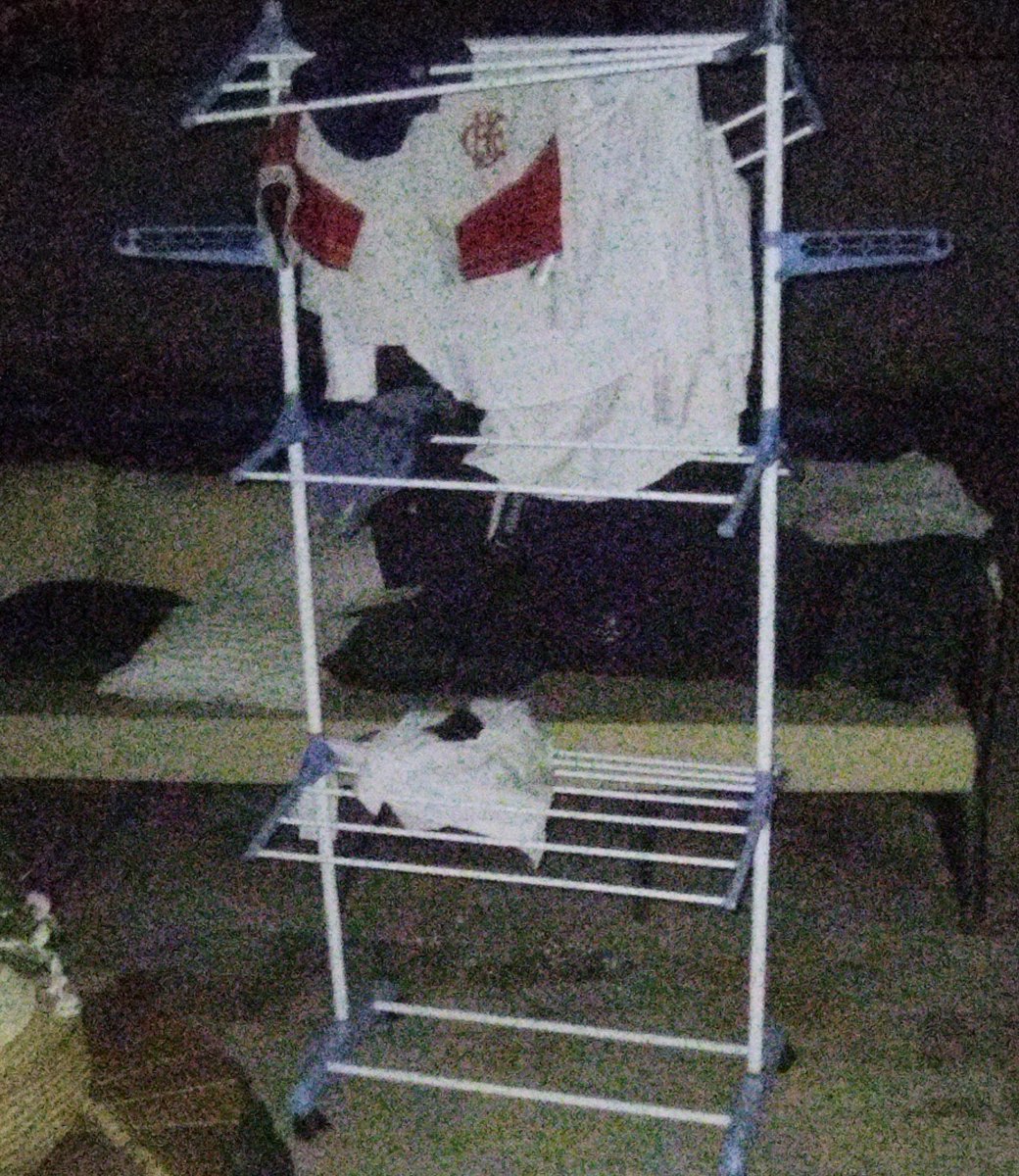 Guerr09_'s tweet photo. aos interessados saibam que esse corno filho de uma puta pegou pra ficar mexendo o varal de rodinha da minha mãe há umas três semanas

toda noite eu escuto essa porra indo de lá pra cá lá nos fundos totalmente sem propósito e NÃO está ventando. inacreditável a raiva que eu sinto. https://t.co/f8F02W5lEc