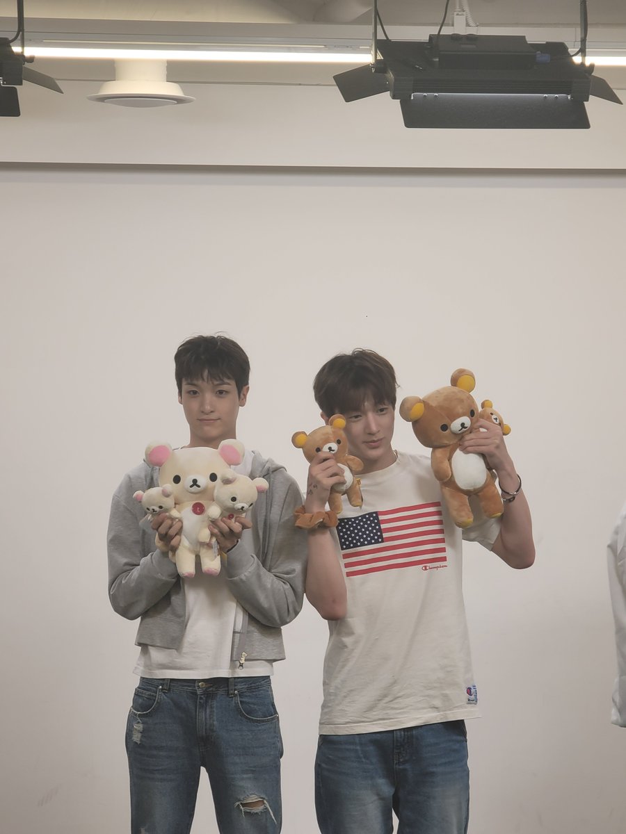 kunznwish's tweet photo. 260725 네이즈 후즈팬 대면팬싸
곰돌이두마리ʕ•ᴥ•ʔ
#네이즈 #naze #김건 #윤기 https://t.co/C9yVi8U5WB