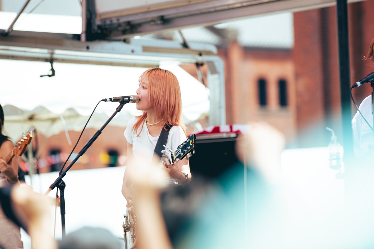 murofes's tweet photo. ★ムロ赤レンガ/ちゃくら

【 #ムロフェス2026レポ 】
｢ムロフェス3年目にしてやっと赤レンガに立てました─」と日に照らされながら放った言葉にはどこか自信があるように見えた
等身大の今を生きる、まるで駄目だった女子高生バンドマン"ちゃくら"の逆襲撃がいま始まる！

pic X：@ptm__7
#murofes https://t.co/LejPIYoMyD