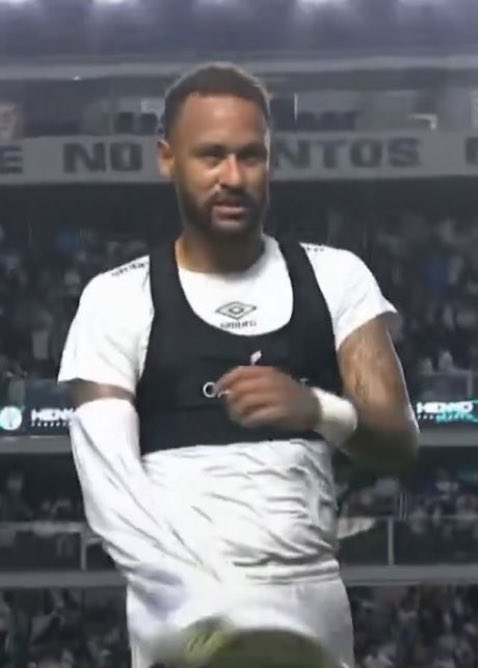 ActuFoot_'s tweet photo. Neymar 🇧🇷 a donné son maillot à Rafael Leao 🇵🇹, venu le voir jouer hier, après son doublé avec Santos. 😁⚽️⚽️ https://t.co/bO5pHRdwLY