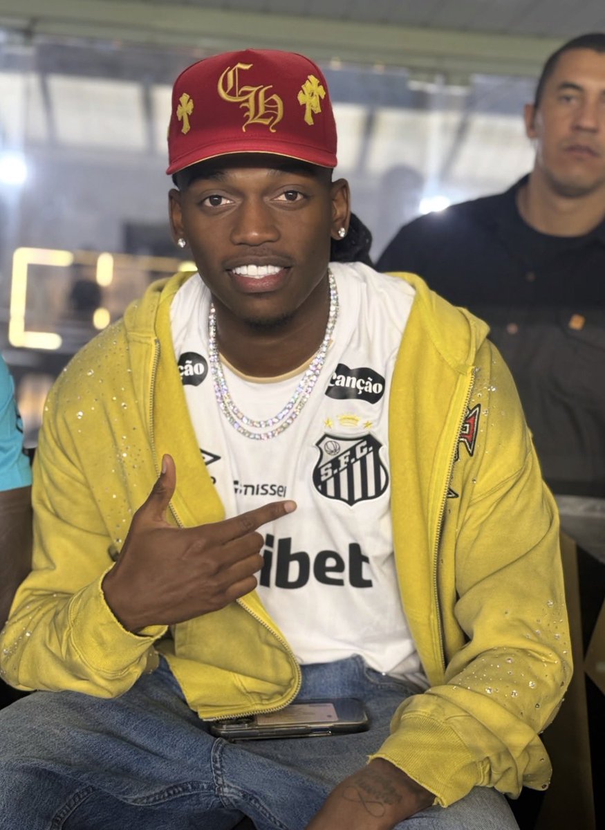 ActuFoot_'s tweet photo. Neymar 🇧🇷 a donné son maillot à Rafael Leao 🇵🇹, venu le voir jouer hier, après son doublé avec Santos. 😁⚽️⚽️ https://t.co/bO5pHRdwLY
