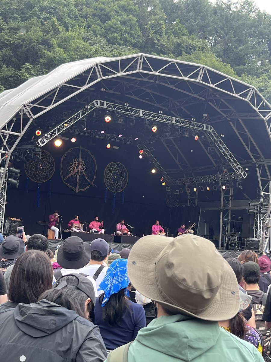 naodesuja's tweet photo. ドノヴァンチラ見しながらインド音楽聴きにヘブンへ。 https://t.co/cljtSzL5o9