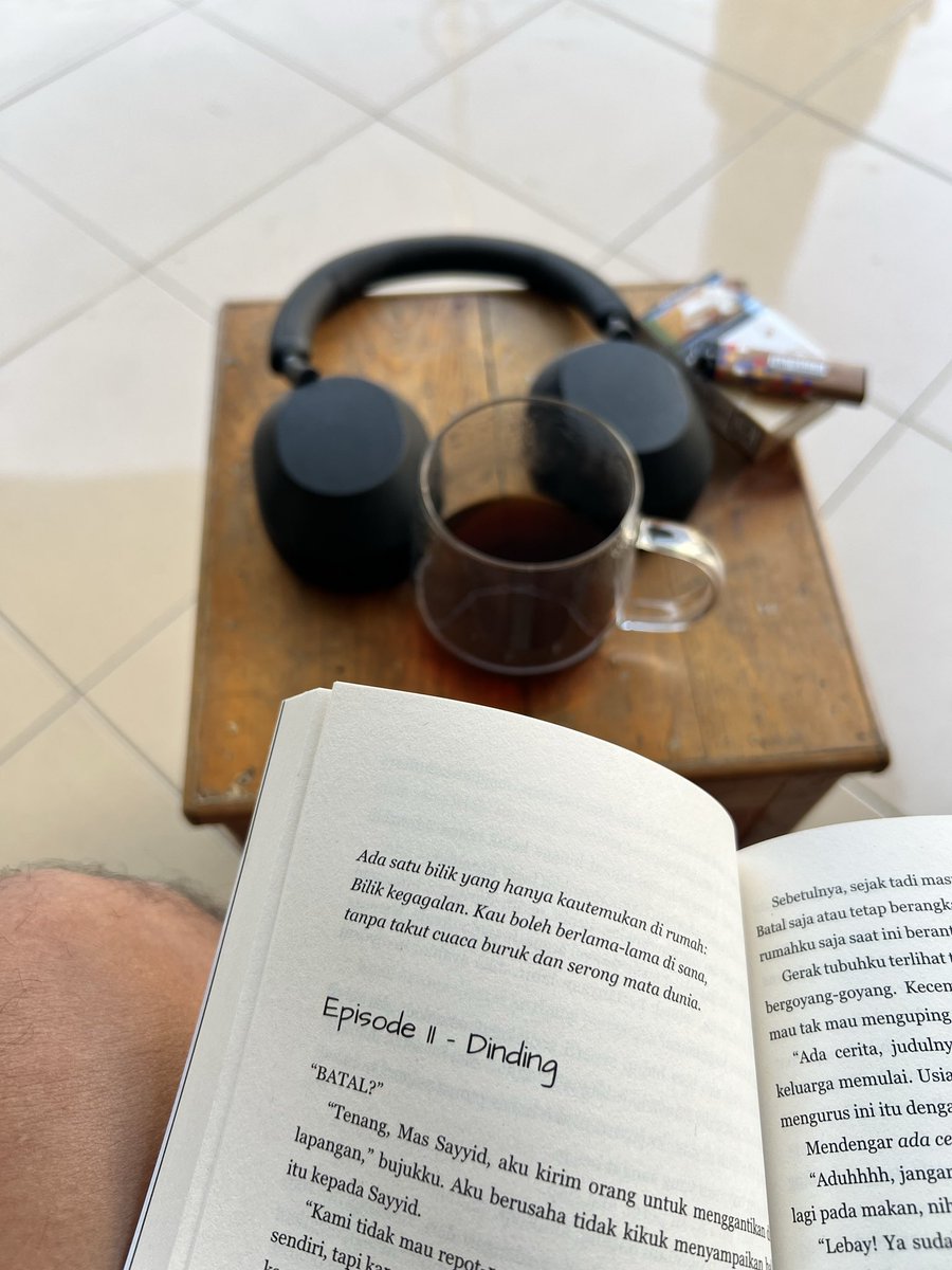 RH0221's tweet photo. Menghabiskan jatah libur dengan ditemani aroma kertas baru dan secangkir kopi hangat. Dunia luar bisa menunggu https://t.co/6aErAn93gF