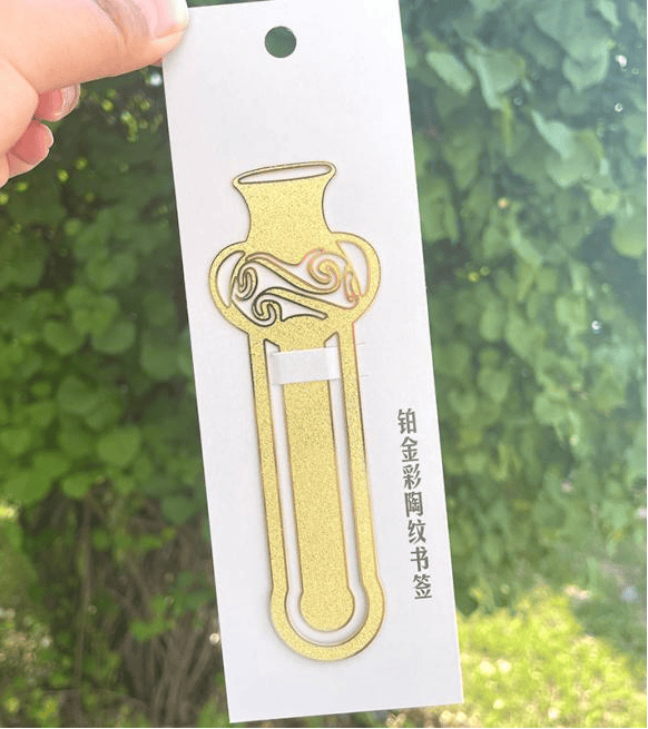 GastonEbsekb's tweet photo. 周末翻完了《夜晚的潜水艇》，那些关于幻想与自由的段落，翻来覆去在脑子里打转，原来好文字是能攥在手里的风。 https://t.co/afkLuDxy9H