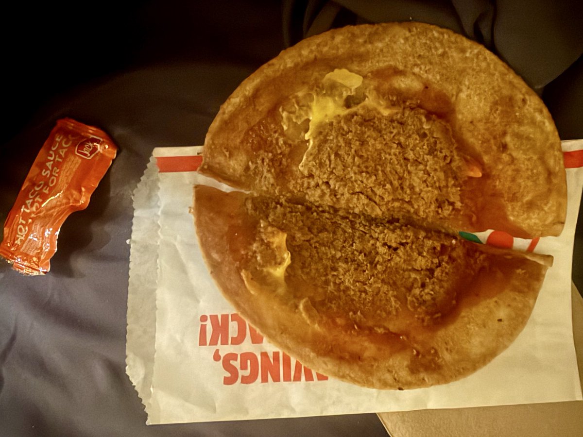 ChrisReapp's tweet photo. Wow @JackBox there’s nothing in this taco. Sad. https://t.co/stDPi9GHSu