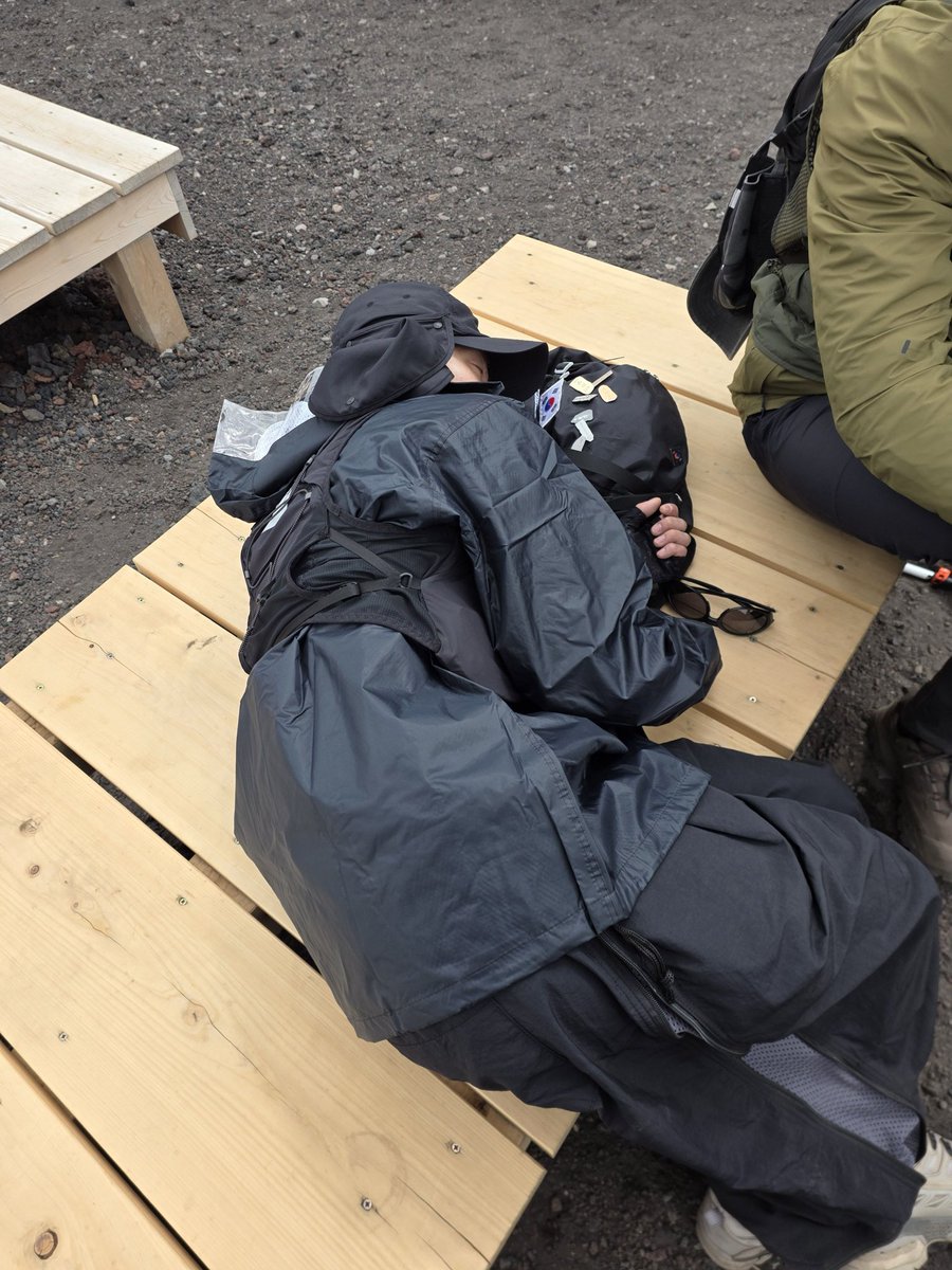 quil_tran's tweet photo. 등산뱃지 주렁주렁 있는게 연하 가방이자나…
피곤해하는 형 가방 베고 자라고 준거임????? 스윗포테이토 미치겟ㅇㅏ https://t.co/LpC9MQPC8N