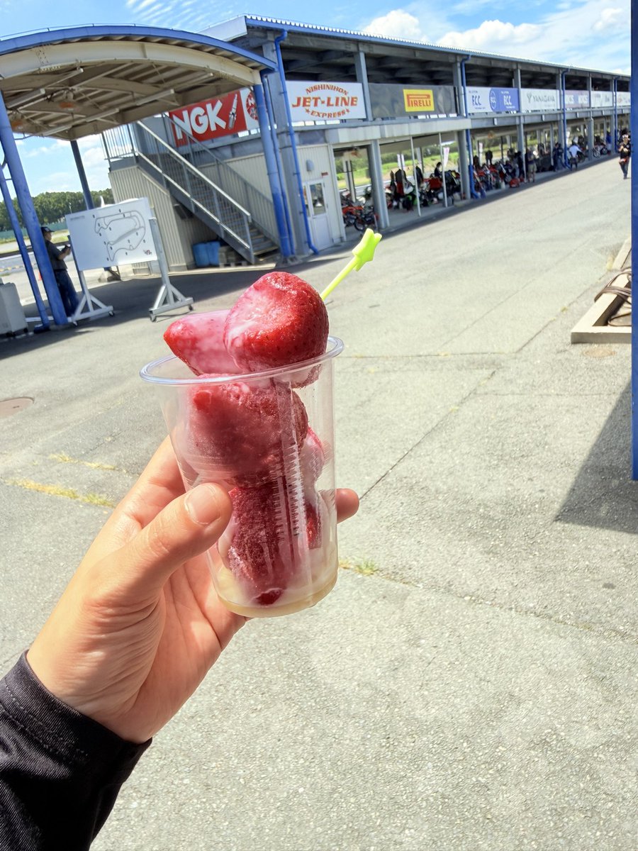 chairoirebel's tweet photo. 凍ったイチゴが一瞬で溶けてる🍓 https://t.co/irQYfkLUXZ