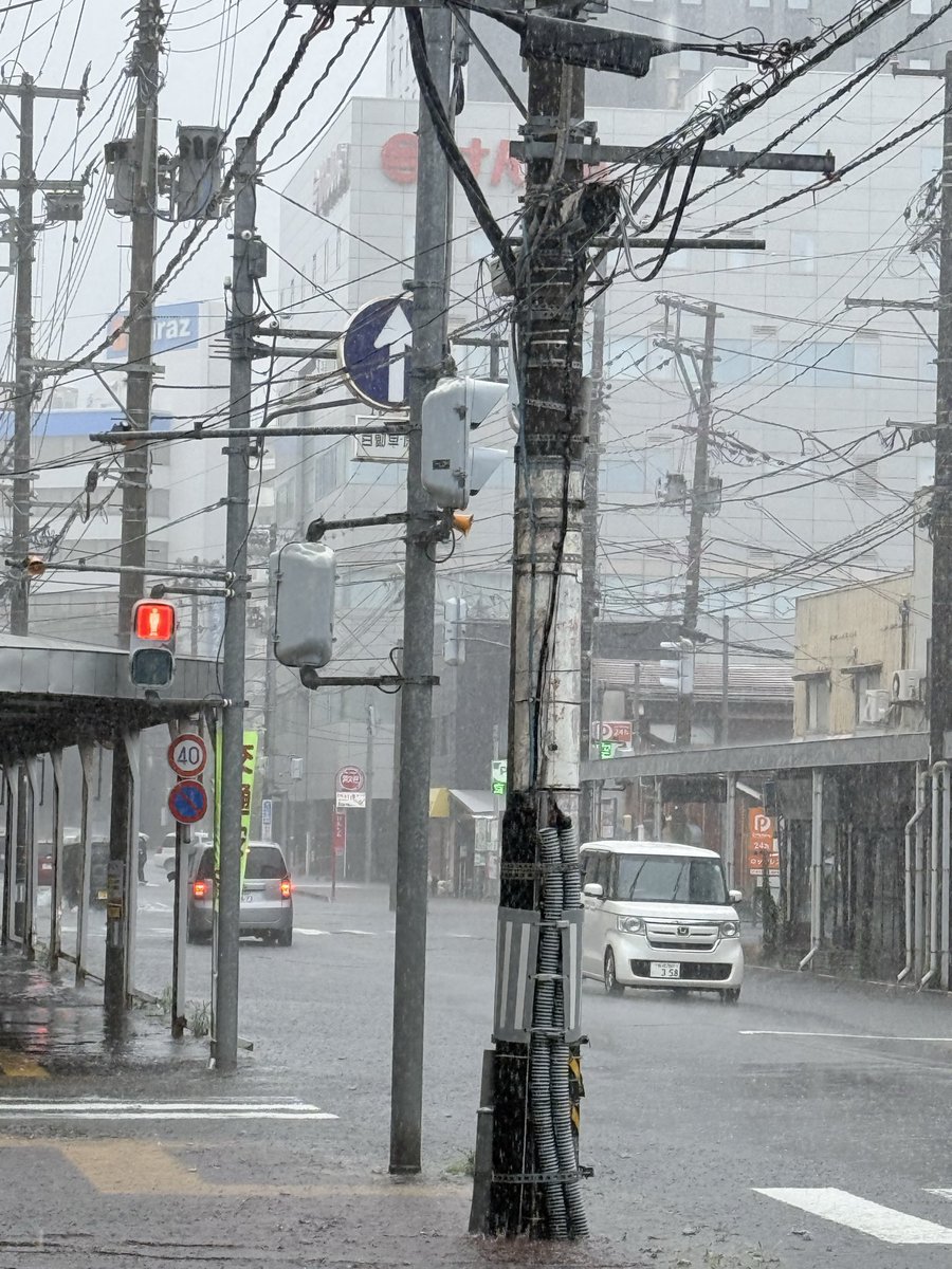 nobu19590826's tweet photo. 新潟市中央区万代付近一帯は雨の為、道路及び歩道が一部冠水してる箇所が多数あります。
小路や路地に入るのは危険なので必要が無い限り、の通しのよい幹線道路をご利用下さい。 https://t.co/ZlTfrQkw13