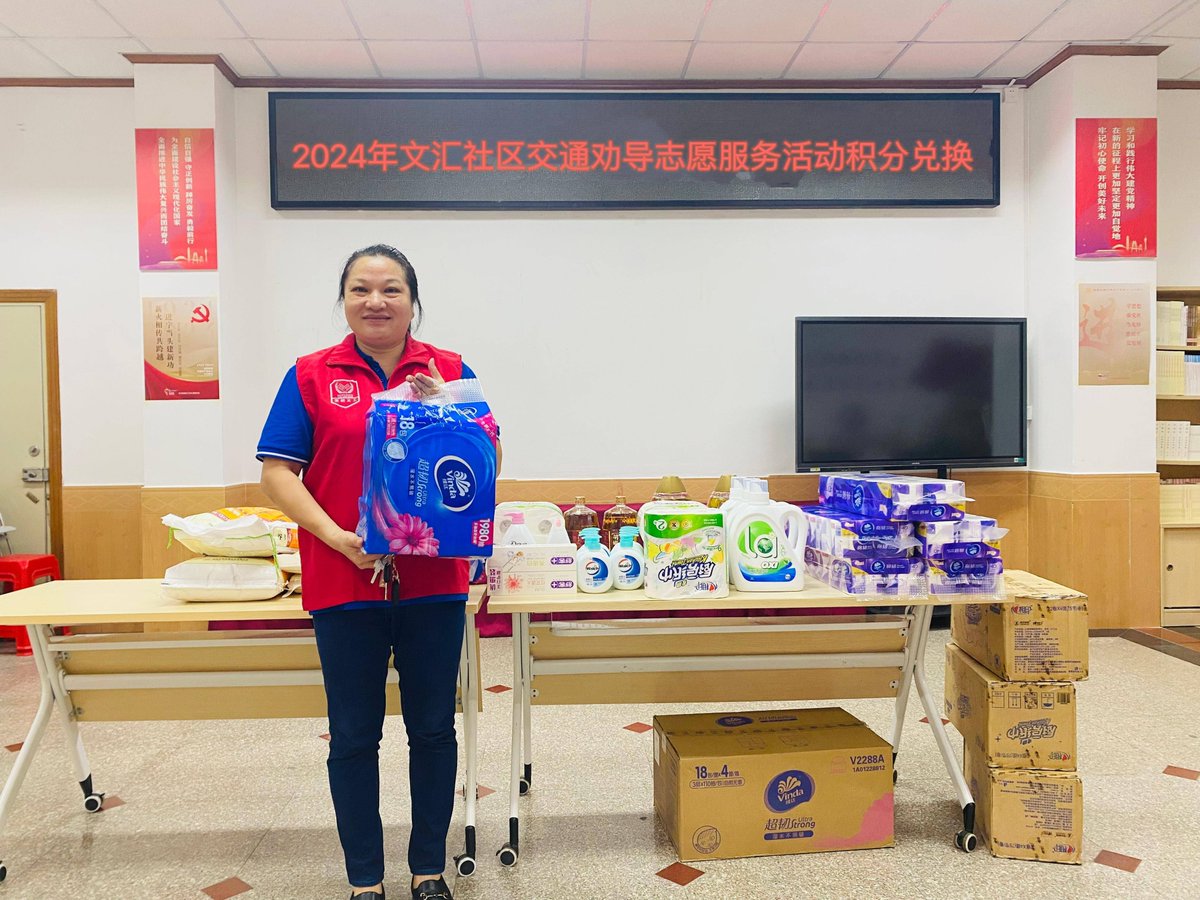 Holihi1's tweet photo. Spent the morning packing care kits for community seniors at the local community center. Warm hands, bigger hearts, a small step to make someone’s day brighter.  #VolunteerWork #CommunityCare https://t.co/GnDD1aiTN2