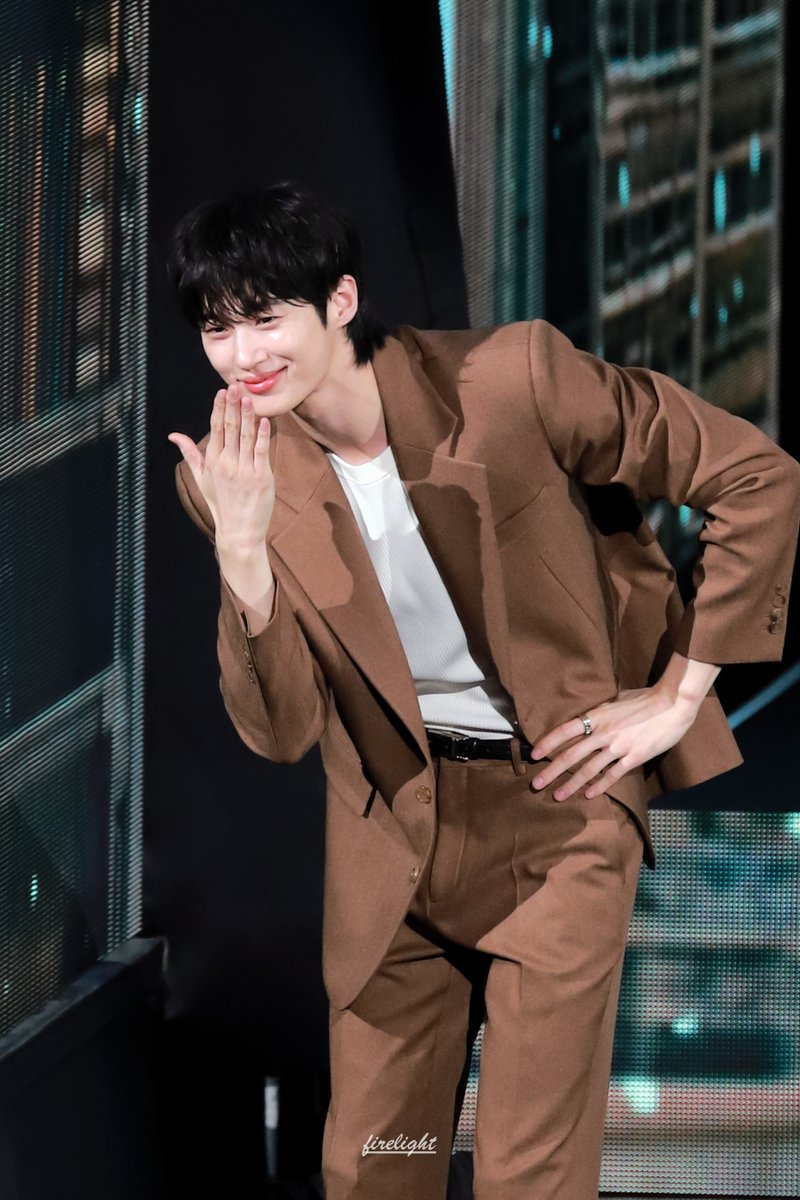 qnfrrhc's tweet photo. 260705 변우석 팬미팅 < The Secret Library >
내 뽑뽀를 받아랏~!!😘
#변우석 #ByeonWooSeok #The_Secret_Library https://t.co/EA1cDaOXbe