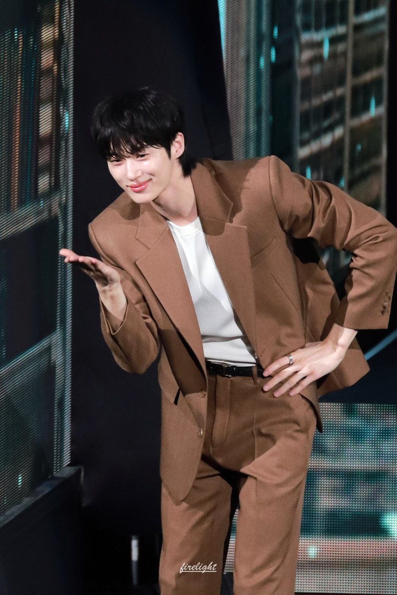 qnfrrhc's tweet photo. 260705 변우석 팬미팅 < The Secret Library >
내 뽑뽀를 받아랏~!!😘
#변우석 #ByeonWooSeok #The_Secret_Library https://t.co/EA1cDaOXbe