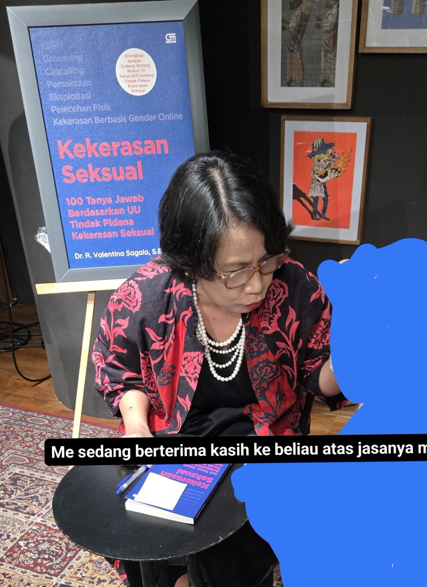 EtanaAstraea's tweet photo. #SexualAssaultAwareness 
Kenalin, beliau ini bu Valentina Sagala, salah satu orang yg terlibat langsung dlm penyusunan UU TPKS. Di diskusi bukunya, beliau bilang "Saya paling tidak suka jika korban dituduh berbohong, makanya di UU TPKS keberpihakan pada korban ditekankan" https://t.co/xZOKHQJyWK