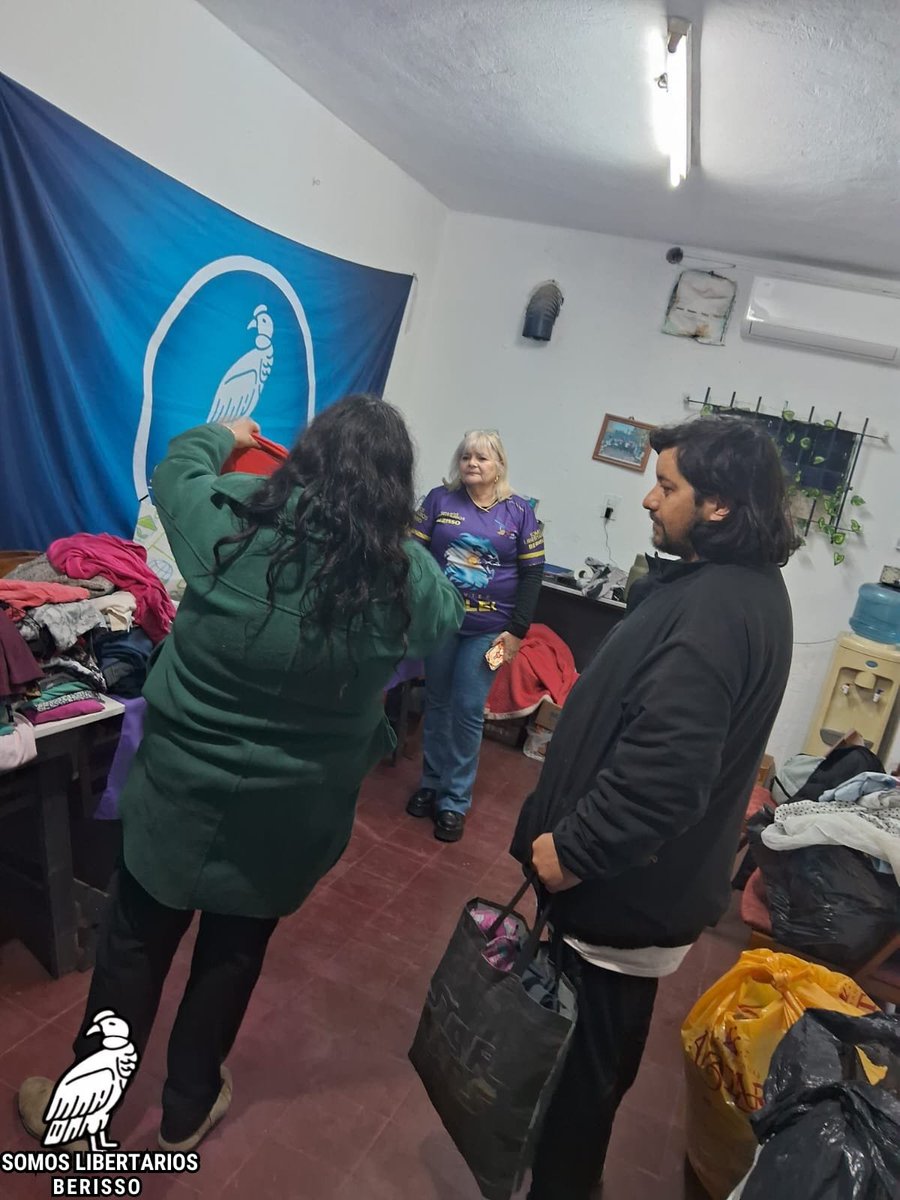 somoslibresBsso's tweet photo. En el día de ayer la agrupación Somos Libertarios realizó una jornada de Ropero solidario donde les abrimos las puertas a la comunidad para que puedan llevarse las prendas de abrigo y calzados , Gracias a las donaciones de los vecinos.@lanofe https://t.co/IfJVkc18qB