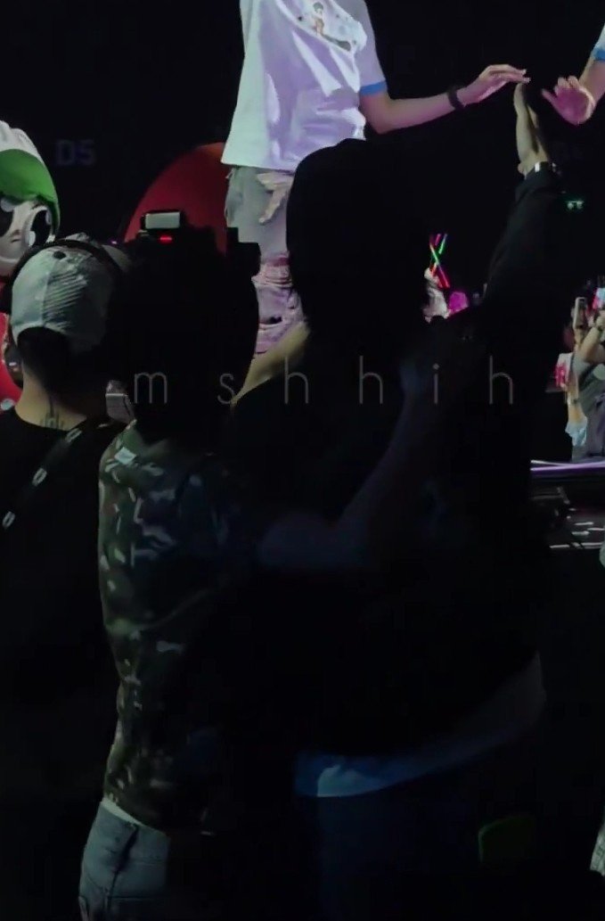 tiredofherself's tweet photo. the way offgun ran to the front joined at the hip together to hype bounprem🥹🥹 https://t.co/ybfD187KgS