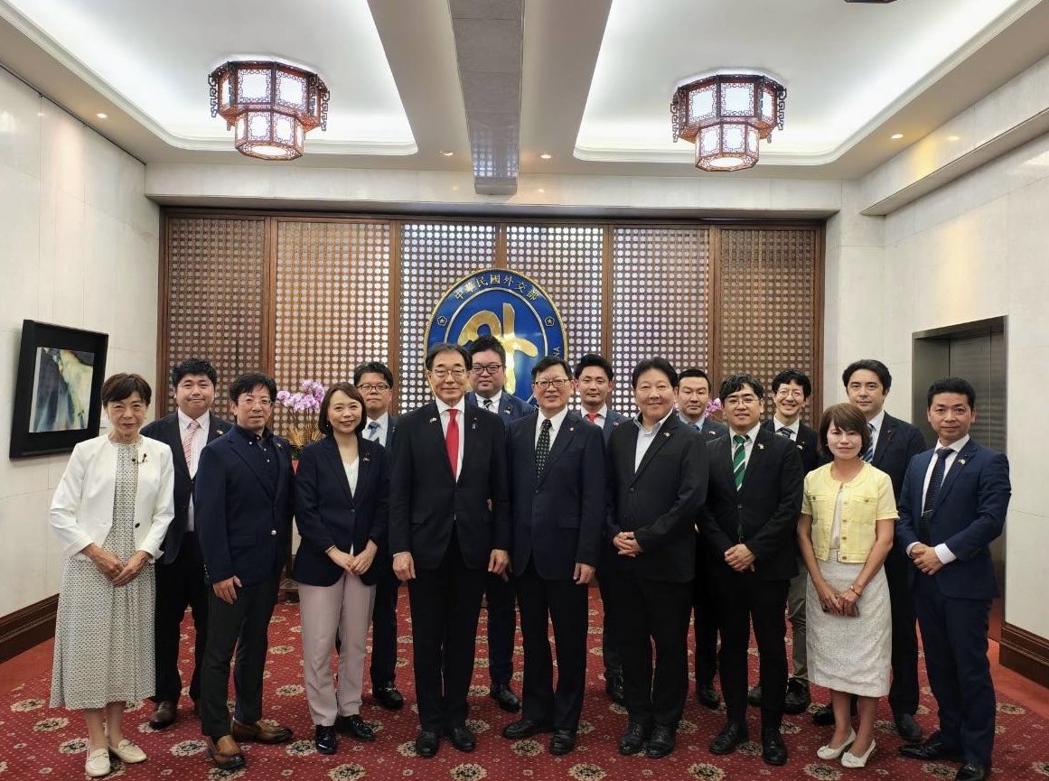 hoppy5856's tweet photo. 【台北市視察を終えて】

3日間にわたり、中野区議会日台友好議員連盟の一員として、台湾、台北市を訪問しました。

23日には、酒井区長を団長とする中野区代表団として、台北漫画アニメ博覧会の開幕式に出席しました。

中野区は昨年、台北市中山区と、アニメをはじめとする文化芸術、食文化、教育、スポーツ、健康、子どもの交流など、幅広い分野で連携を進める覚書を締結しています。

今回の訪問を通じ、アニメや漫画、ゲームに加え、中野区名物のつけ麺なども生かしながら、今後の交流をさらに発展させていきたいと感じました。

また、台北市政府や台北市議会への表敬訪問、現地企業との意見交換を通じ、行政や産業、まちづくりについても多くの学びを得ました。

特に印象に残ったのが、台北市教育局が推進する「My Global Classroom（MGC）」です。

通常の授業で海外の学校とオンラインでつながり、調査や対話、共同制作、発表を行う国際協働学習で、単なる英会話や一度限りの交流ではなく、ICTを活用しながら子どもたちが主体的に学び、海外の同世代と課題解決に取り組む点が大きな特徴です。

中野区の教育においても、大いに参考になる取組だと感じました。

また、街の活気や市民の皆さまの温かさにも触れることができました。

今回の視察で得た知見を、中野区の教育政策や国際交流、文化振興に生かし、区民の皆さまに還元できるよう取り組んでまいります。

※なお、今回の視察に係る渡航費、宿泊費等は私費で参加しています。
