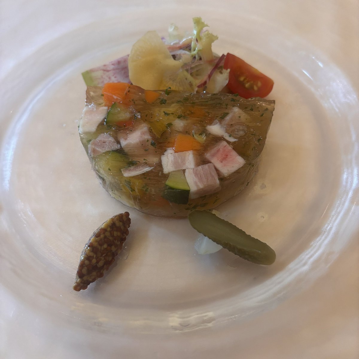teacatLove's tweet photo. やっぱここの式場の料理普通に美味いんよな
足りないけど https://t.co/oqdMuYaTLr