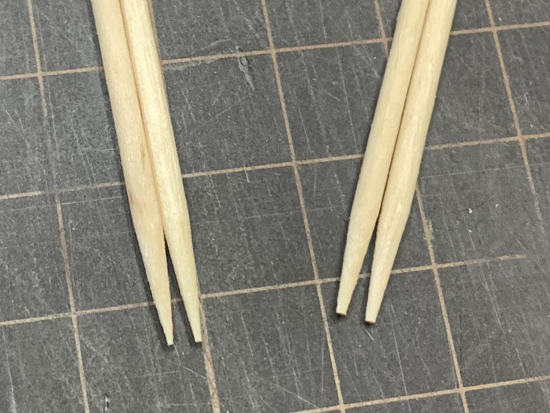 unknown_8394's tweet photo. こんな作業をするようになって初めて気付いたのは、爪楊枝には先の尖った製品とそうじゃない製品がある事。0.5mmの穴にそのまま刺せるかどうかで作業性が全然違うのね。なお製造メーカーや販売店がそれに自覚的かどうかは全く分からない。 https://t.co/13SjFdKll8