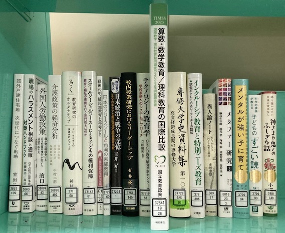 chibaken_lib's tweet photo. 【中央】今週の ＃新着図書 を紹介します。全ての資料の書名・著者名が代替テキストで確認できます。この中で気になるタイトル→『ミライ・ハビタット　2050年の生活圏を構想する』 (浅見泰司編著　学芸出版社　2026） https://t.co/JRn1Yh3MxH