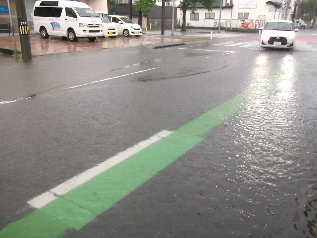 abeyakuhin's tweet photo. 新潟市中央区横七番町　しも　大雨　浸水
久しぶりの床上浸水
通過する車にお願いします
ゆっくり出来るだけゆっくり通過して波を立てないでください
まだ　水はひいていません とりあえず

#大雨　#浸水 https://t.co/jDxjbEQVpp
