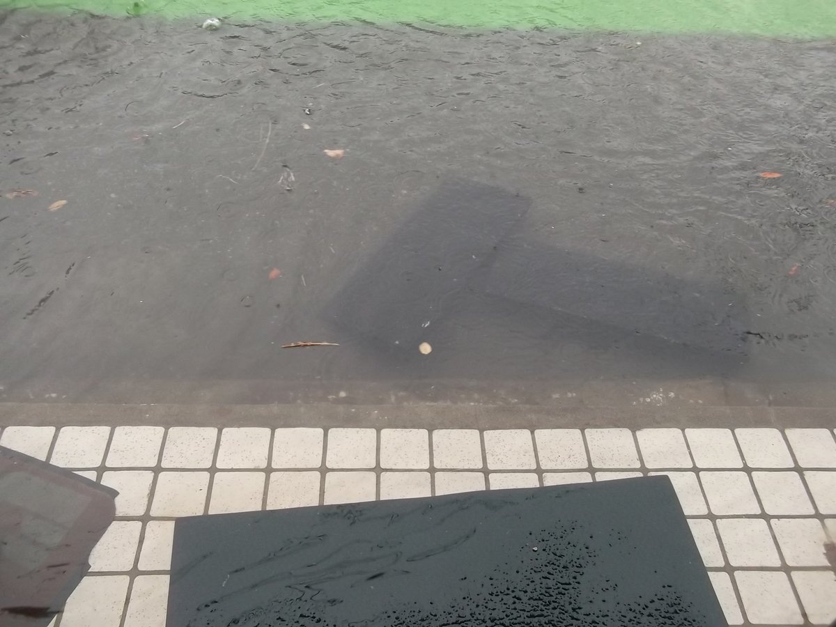 abeyakuhin's tweet photo. 新潟市中央区横七番町　しも　大雨　浸水
久しぶりの床上浸水
通過する車にお願いします
ゆっくり出来るだけゆっくり通過して波を立てないでください
まだ　水はひいていません とりあえず

#大雨　#浸水 https://t.co/jDxjbEQVpp
