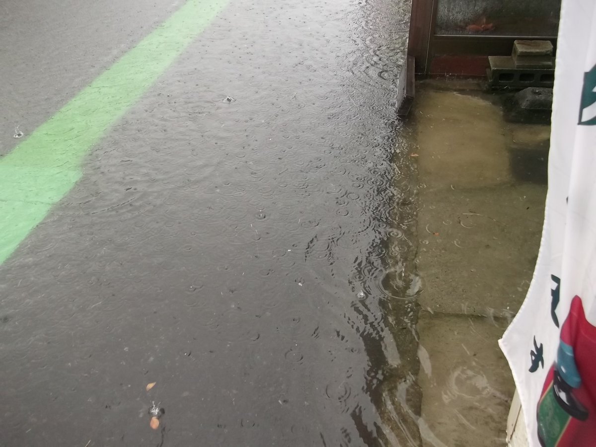 abeyakuhin's tweet photo. 新潟市中央区横七番町　しも　大雨　浸水
久しぶりの床上浸水
通過する車にお願いします
ゆっくり出来るだけゆっくり通過して波を立てないでください
まだ　水はひいていません とりあえず

#大雨　#浸水 https://t.co/jDxjbEQVpp