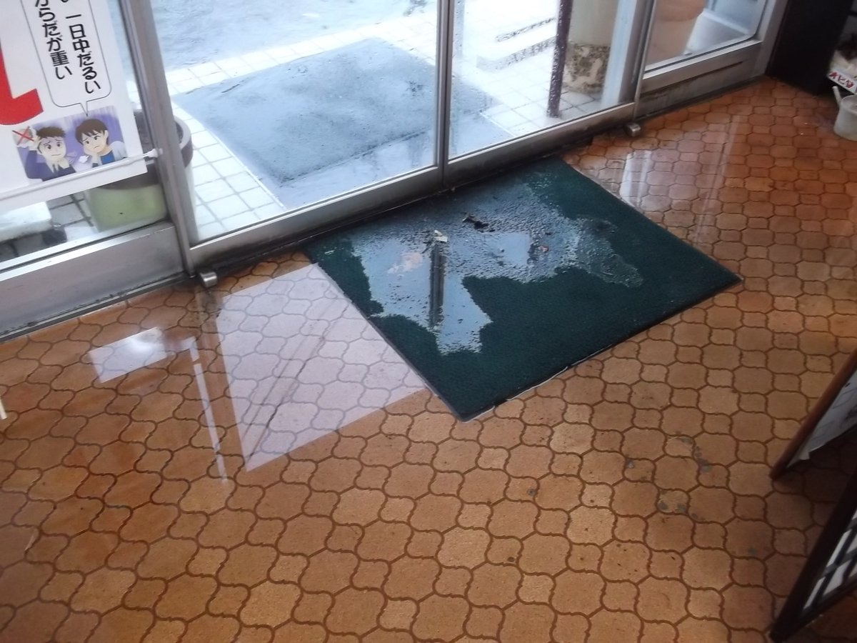 abeyakuhin's tweet photo. 新潟市中央区横七番町　しも　大雨　浸水
久しぶりの床上浸水
通過する車にお願いします
ゆっくり出来るだけゆっくり通過して波を立てないでください
まだ　水はひいていません とりあえず

#大雨　#浸水 https://t.co/jDxjbEQVpp