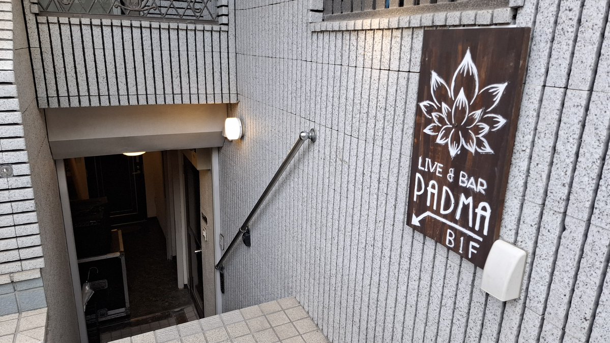 kinoshi79339869's tweet photo. 2026年7月25日(土)
📚『田端芸術大学 音楽科』に入学してきました🎓

#ジョニー小野 さんが「大学長」、#あきいちこ さんが「大教授」という設定で始まった新企画😊

#田端PADMA はライブハウスとは思えないほど料理も本格的✨
この日の限定メニューは鯛めしプレート🐟
とても美味しかったです😋

【1時限目】
ジョニー学長による基調講演。
テーマは「CHAGE&ASKA『TREE』映画説」。

内容はSNS非公開なので詳しくは書けませんが、アルバムをこんな切り口で読み解くのかと、ジョニーさんらしい自由な発想による考察が印象的でした😊

【2・3時限目】
あきいちこ教授による講義。

ご自身の楽曲を題材に、歌詞の作り方や変遷、そして歌唱法について解説してくださいました🎤

歌唱法の例題曲はASKAさんの「はじまりはいつも雨」。

実は今、音楽教室でちょうどこの曲のレッスンを始めたばかりということもあり、発声や歌い方のお話が本当に腑に落ちました。

講義のあとは、実際に「はじまりはいつも雨」を歌唱してくださり、学んだことをすぐに体感できる贅沢な時間でした✨

さらに、ご自身の楽曲「ONENESS」も披露してくださり、講義だけでなくライブも楽しめる充実した時間でした😊

そしてラストは、WHITE NOSEさんの演奏で、参加者みんなで非公式校歌（笑）「YAH YAH YAH」を大合唱🎶
"田端芸術大学 音楽科"らしい締めくくりでした😊
　
音楽好きにも、チャゲアス好きにもたまらない、学びの多い時間でした😊

第2回の開講も楽しみにしています！🎓

#田端芸術大学音楽科